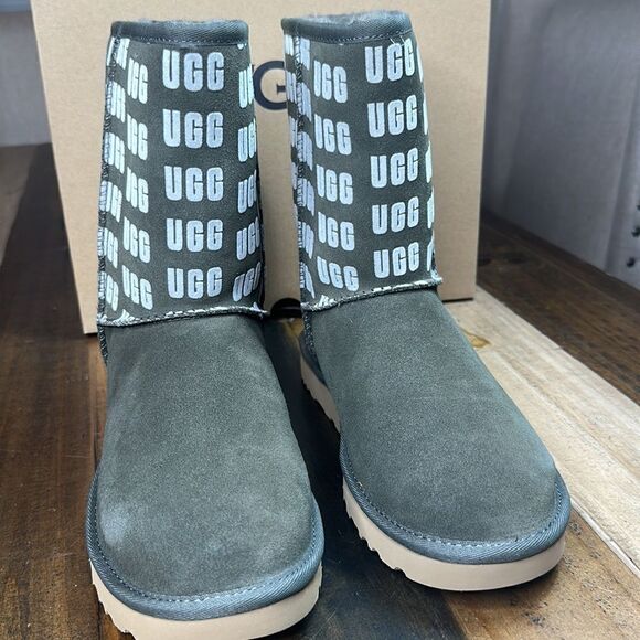 UGG CLASSIC SHORT II UGG GRAPHIC BOOT - Picture 2 of 7